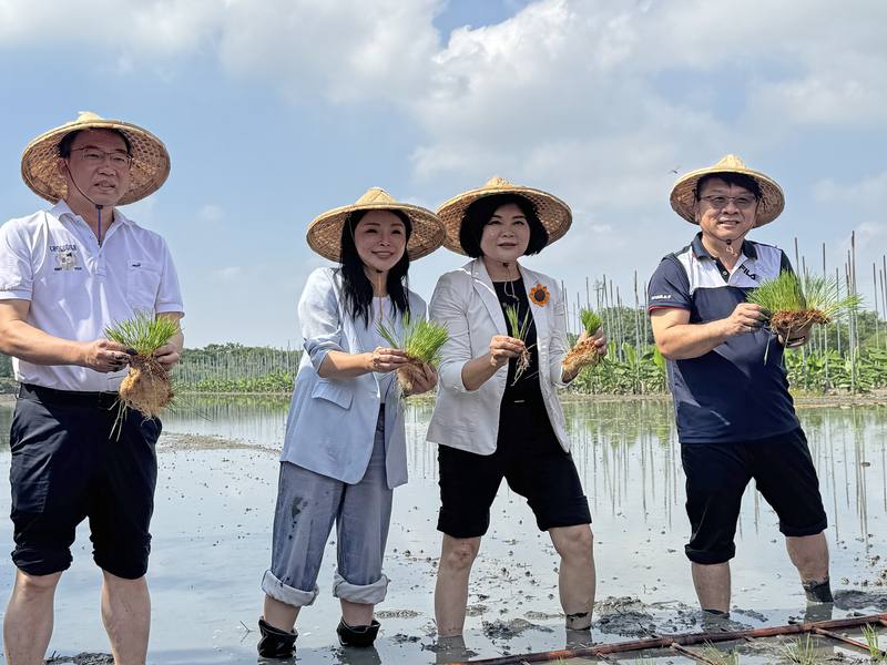 雲林縣西螺鎮農會9日辦水稻插秧食農體驗活動，雲林縣長張麗善（右2）、中國國民黨籍立法委員張嘉郡（左2）等循古禮祭天，體驗插秧樂趣