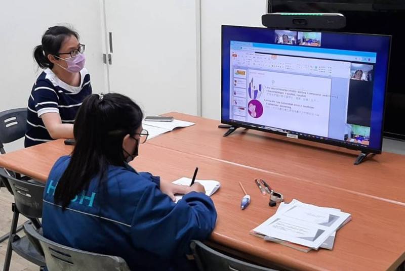 北排灣語老師與臺南新營高中同學在課堂上練習生活會話