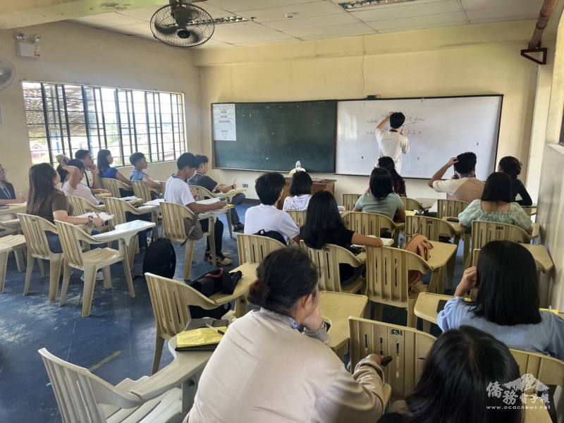 助教細心指導發音與會話，提升學員中文表達能力