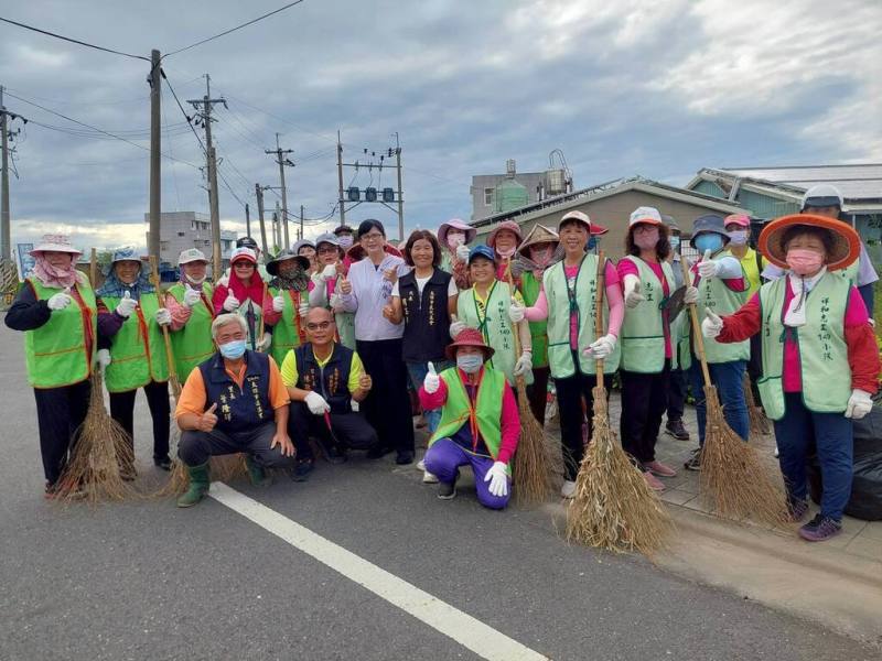 嘉義縣太保市公所發起投入災後市容清理與環境整頓行動，近400名志工報名參與，10日一同清理，市長鄭淑分（前排左3）到場感恩與志工合影。（太保市公所提供）