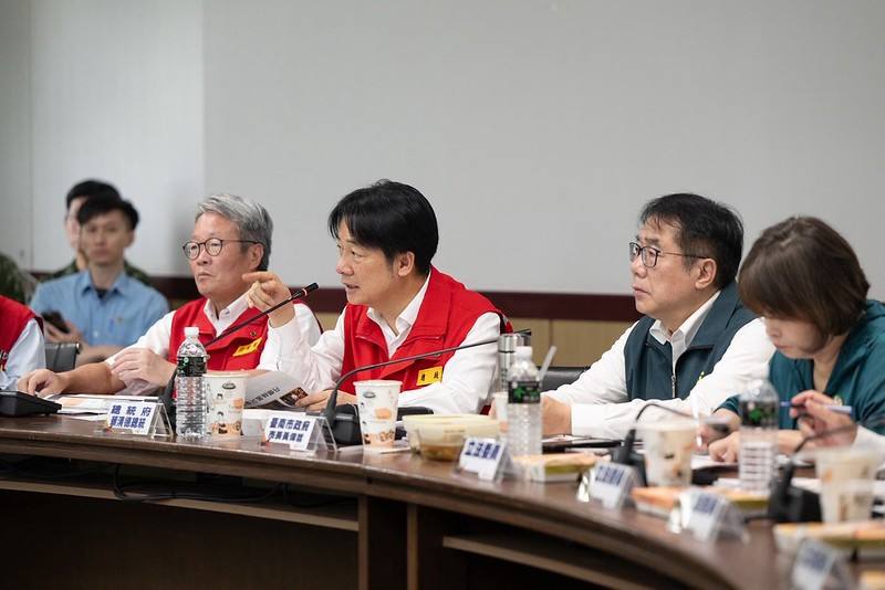 總統抵達「重建復原指揮所」後，分別聽取指揮官陳金德及臺南市副市長葉澤山簡報，瞭解日前丹娜絲颱風及豪雨對雲嘉南造成的影響及災害復原情