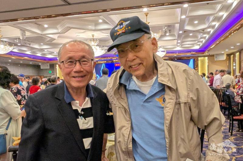 中華民國空軍子弟學校「旅美加校友聯誼會」會長楊賢怡（左）與洛杉磯空軍大鵬聯誼會理事長虞若璽（右）參與慶祝814空軍節