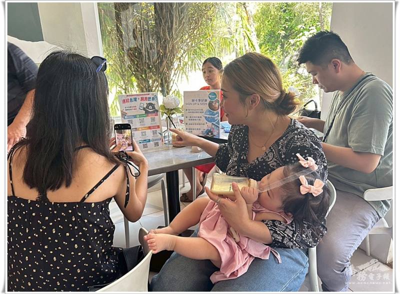 旅居宿霧僑胞以手機掃描僑委會及菲華文教中心數位社群平台及網頁QR Code