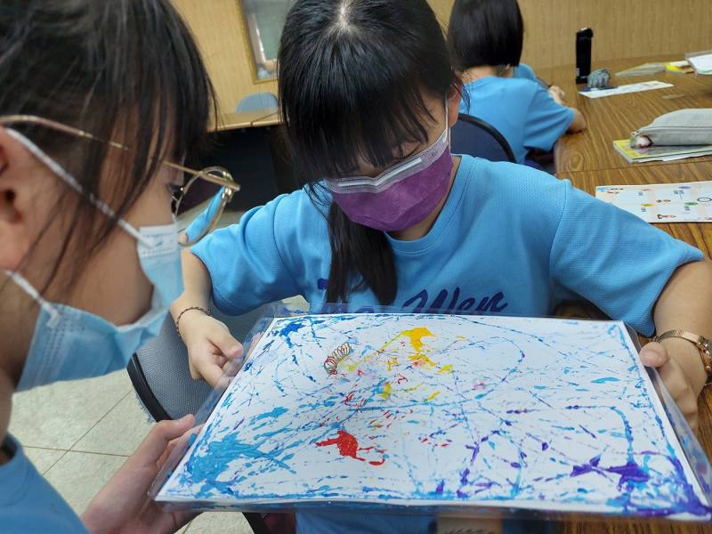 學生以磁鐵當畫筆動手設計獨一無二的魔磁畫