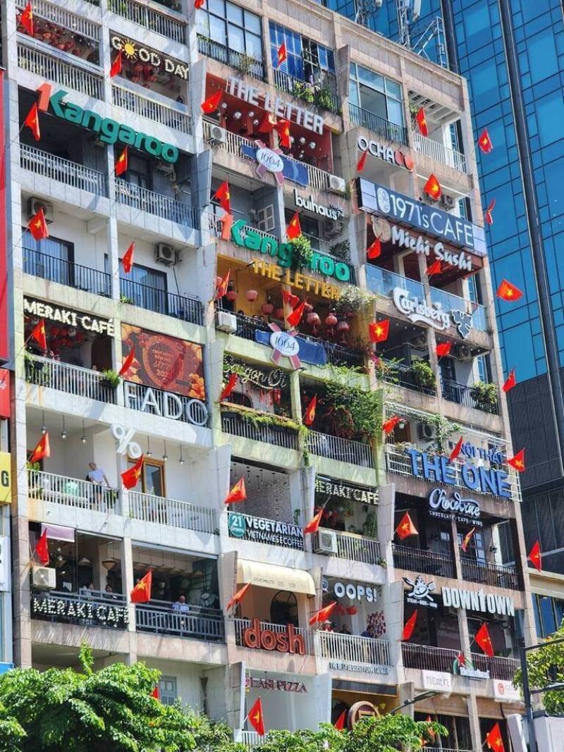 胡志明市的「咖啡公寓」原是位於阮惠步行街上的一棟老舊公寓，近年在懷舊風熱潮改造下，從1樓到9樓都變身為擁有各自不同獨特風格的咖啡廳，也成了全球社群媒體的打卡熱點。（徐貴成提供）