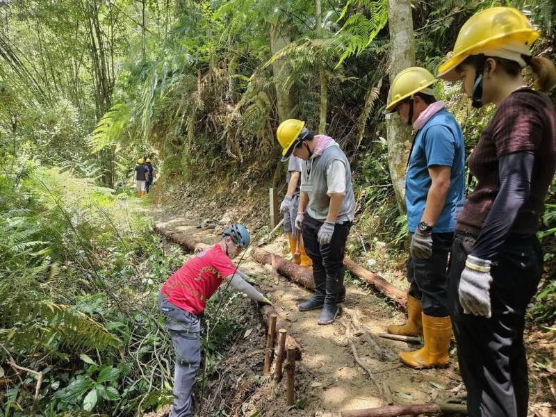 農業部林業及自然保育署南投分署委託大雁休閒農業區在魚池鄉澀水森林步道辦理手作步道活動，9日登場，盼藉活動深化民眾對步道營造與自然共生的理解。（林業及自然保育署南投分署提供）