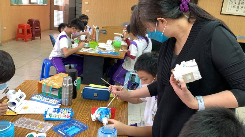 學生發揮巧思替未來房屋上色