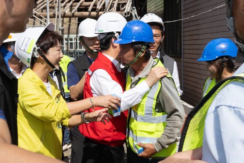 總統今日下午接續前往臺南市新營區、佳里區關心民宅修繕情形，並對從各地前來支援的工班表達肯定與感謝之意