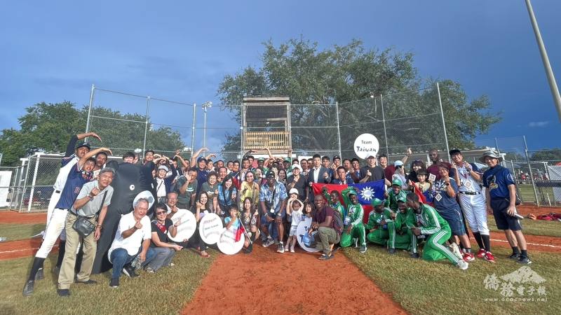 比賽結束，駐邁阿密辦事處處長周啟宇及代表隊選手教練、中佛州僑胞、奈及利亞球員開心合影