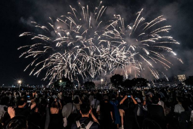 根據調查，上班族在七夕情人節最熱門的旅遊地點及景點為大稻埕夏日節，圖為大稻埕煙火。（台北市觀傳局提供）