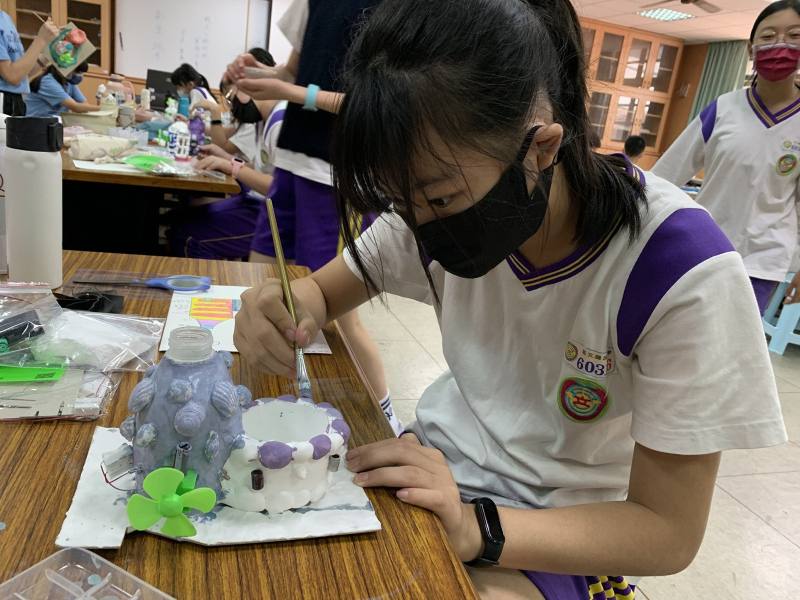 學生發揮巧思為未來房屋上色