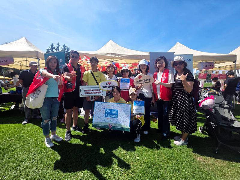 台灣僑胞們在「支持台灣入聯」的攤位上積極宣傳，希望更多加拿大人都認識台灣對國際社會的貢獻和價值。