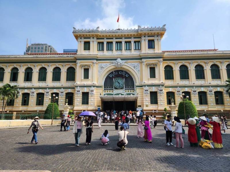 胡志明市中央郵局建於19世紀末法國殖民時期，建築充滿法式風格，內部裝飾華麗，設有古典拱門形狀的天花板、圓形花窗等。至今仍為郵政與電信總局，也是胡志明市著名地標，吸引眾多遊客參觀。（徐貴成提供）