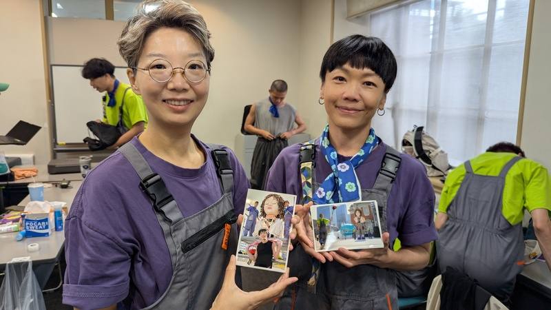 創作團隊「藝術報國」參與文化世博，接連3週於日本大阪當地演出，團長陳鈺分（前左）與藝術總監陳柏潔（前右）9日受訪表示，首演有日本民眾成了粉絲，還特別沖洗演出照片致贈團隊。