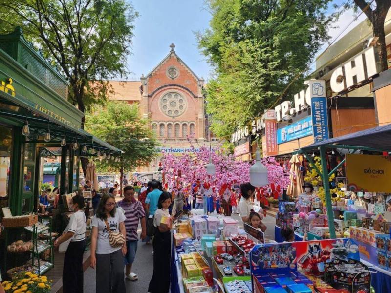 越南胡志明市書街，鄰近胡志明市聖母大教堂。街道兩旁書店、咖啡館和文創商店林立，充滿書香與藝術氣息，也經常舉辦藝文活動，為胡志明市重要文化地標。（徐貴成提供）