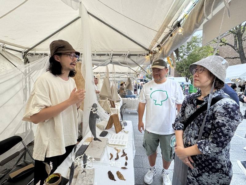 Taiwan's Deputy Minister of Culture Sue Wang (right) visits a Taiwan plus culture market booth on Saturday.CNA photo Aug. 9, 2025