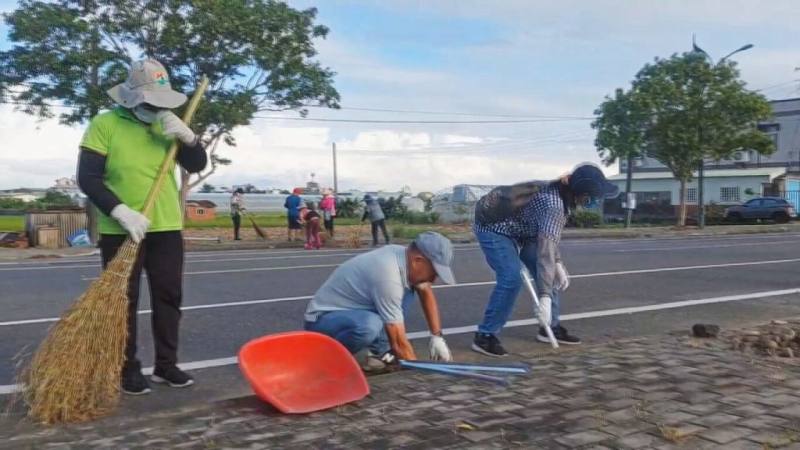 嘉義縣太保市公所發起投入災後市容清理與環境整頓行動，近400名志工報名參與，10日一同清理颱風、水災帶來的髒亂景象。（太保市公所提供）