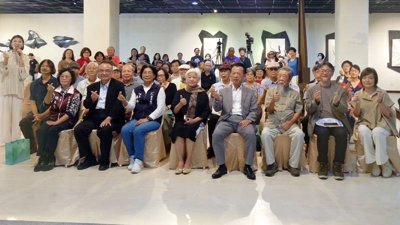嘉義縣梅嶺美術館推出「山韻千峰－楊元太紀念展」，10日舉行開幕紀念音樂會，故宮博物院院長蕭宗煌（前排左2）、陶藝家楊元太遺孀陳春櫻（前排左4）、嘉義縣長翁章梁（前排右4）等人出席。