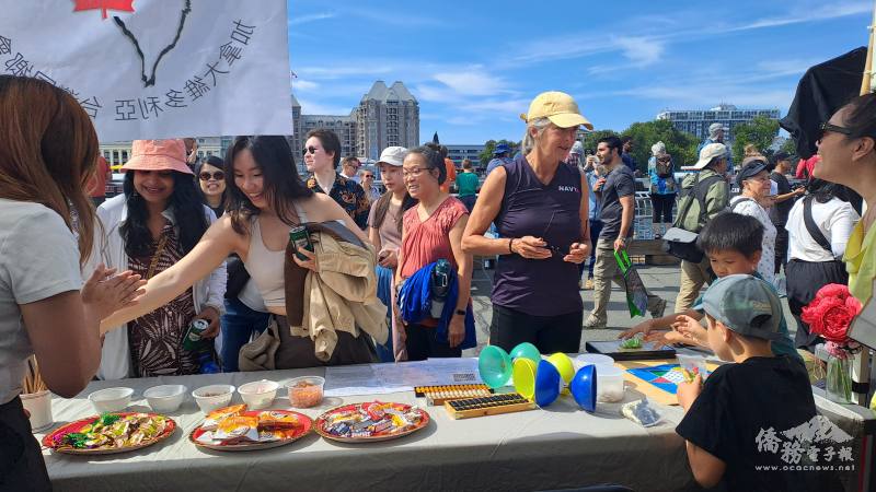 同鄉會文化展示的攤位人潮不斷