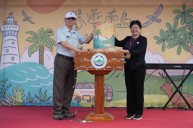 墾丁國家公園管理處9日聯手高雄師範大學與多個民間企業簽署MOU，由墾管處長陳乾隆（左）與高師大科學教育暨環境教育研究所長黃琴扉（右）象徵性蓋章，盼共同實踐友善低碳永續觀光理念。