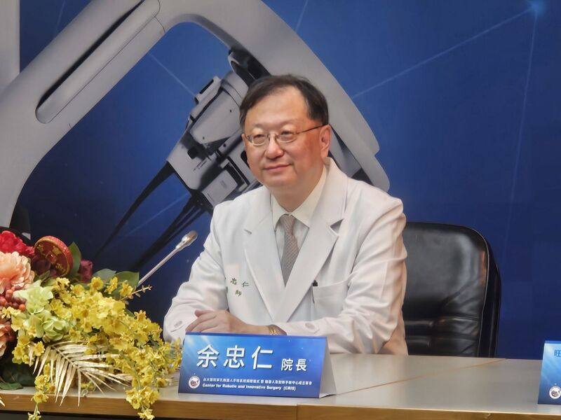 美國高關稅政策恐衝擊全球藥價，台大醫院院長余忠仁（圖）10日認為，若原廠藥因此降價，台灣可能受惠，但台灣市場小不利藥價談判，呼籲加強發展本土學名藥產業，降低對原廠藥的依賴。