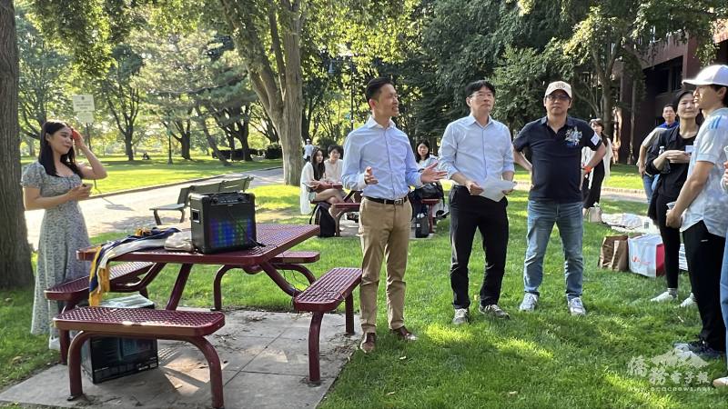 台大校友會會長李佳蓉（左起）請駐波士頓辦事處處長廖朝宏、波士頓文教中心主任高家富、科技組組長蔡孟勳致詞