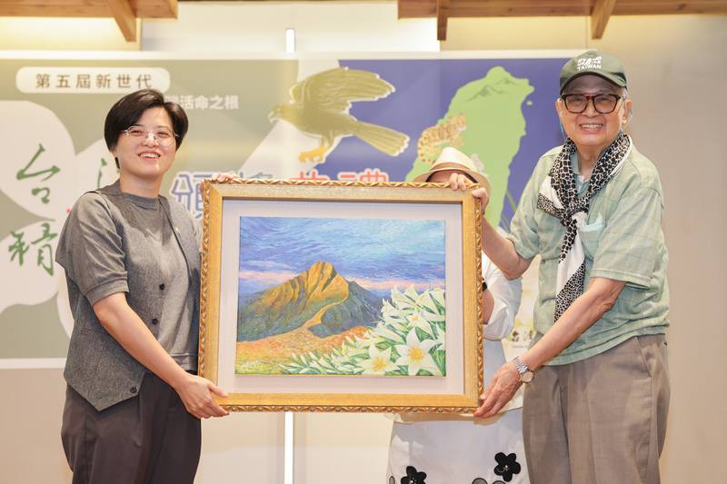 「第5屆新世代台灣精神獎」頒獎典禮9日在台北舉行，前台灣教授協會會長莊萬壽（右）會中代表頒贈畫作「台灣之脊」給作家楊双子（左）。