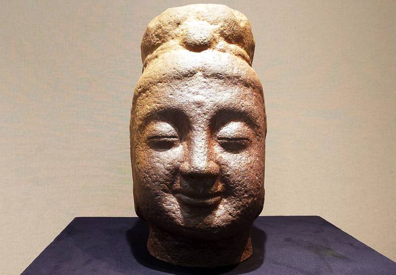 「山韻千峰－楊元太紀念展」在嘉義縣梅嶺美術館展出，10日舉行開幕紀念音樂會與導覽，展期將持續至23日。圖為已故藝術家楊元太陶藝作品「束髮佛頭」。