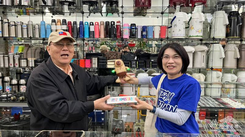 駐東方市總領事陳慧芬拜訪僑胞並獻上父親節祝福，左為東方市中華會館理事長朱榮卿(左)