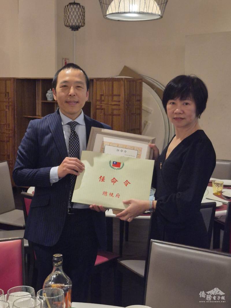 許世旭代表頒授中華民國總統任命令予僑務委員陳佳玲