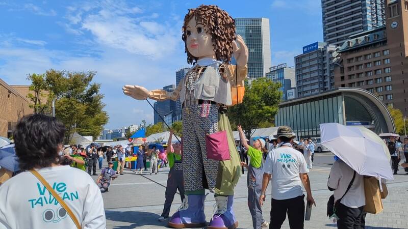 台灣創作團隊「藝術報國」打造展演「艾拉—相遇中之島」，於文化世博期間在日本大阪中央公會堂東側廣場演出，首週吸引數百名觀眾，9日再度登場也吸引許多民眾搶拍。