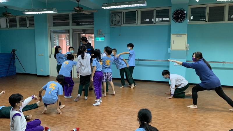 慈文國小學生以肢體動作表現物理的磁北概念