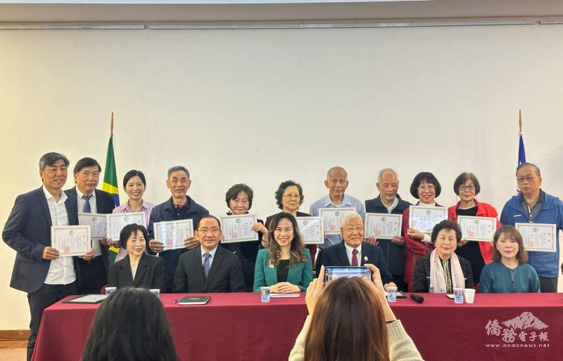 同鄉會新團隊與駐聖保羅辦事處處長朱怡靜、聖保羅文教中心主任尤正才、僑務委員洪呂麗月、陳寶玲合影