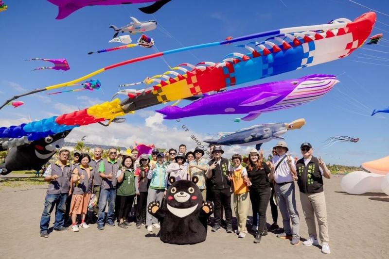 「2025旗津風箏節暨氣墊水樂園」9日起連2個週末假日在高雄市登場，超過130個海洋主題造型風箏翱翔天際，晚間還有夜光風箏、火舞表演等。（高雄市新聞局提供）