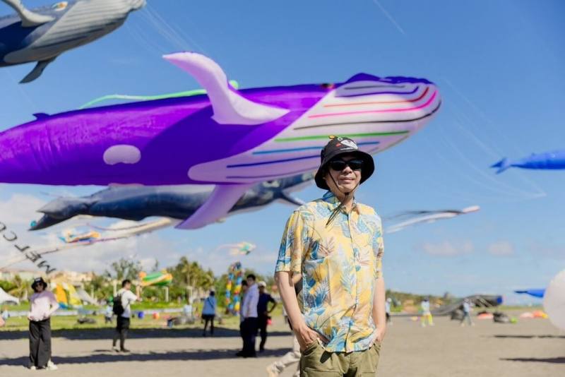 高雄市長陳其邁（圖）9日穿花襯衫、戴漁夫帽出席2025旗津風箏節活動，邀大小朋友把握暑假暢遊旗津區。（高雄市新聞局提供）