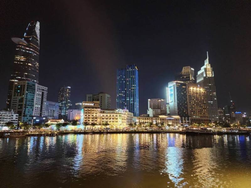 胡志明市搭遊船夜遊西貢河也是重要活動，除了有觀光客搭乘郵輪享用美食外，當地居民也喜歡在河邊乘涼、聊天、賞夜景，氣氛日常且愉快。（徐貴成提供）