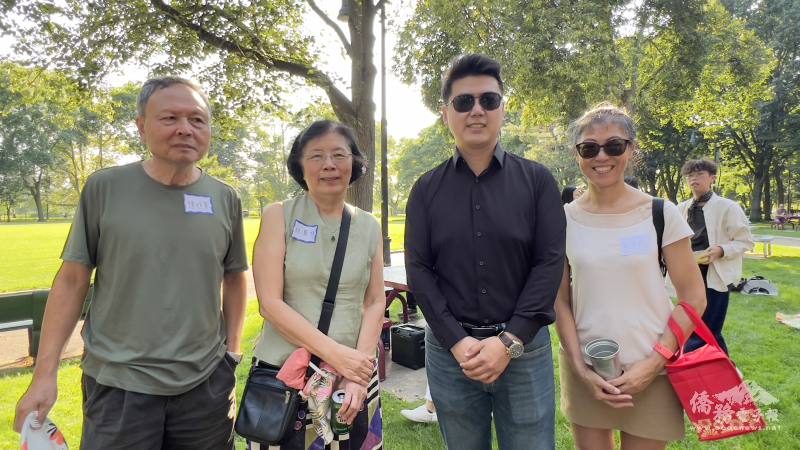 波士頓急難救助協會會長林麗珠（左二）的丈夫陳恒憲(左一)，和中華專協會長盧彥君(右二)及前北一女校友會會長吳杏玫(右一)均為台大校友