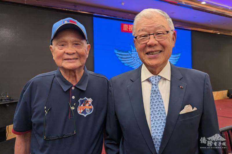 前中華民國駐美代表袁健生（右）與洛杉磯空軍大鵬聯誼會榮譽理事長王崝華（左）參與慶祝814空軍節