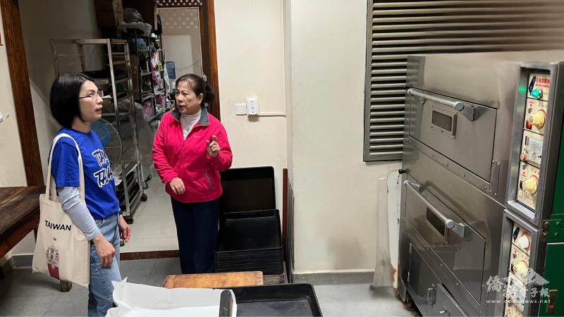 世界華人工商婦女企管協會巴拉圭分會會長張阿裡(右)向陳慧芬介紹從臺灣引進的烘焙設備