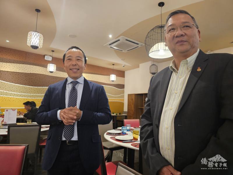 駐南非代表處副參事許世旭及模里西斯中中校友會會長李志勇僑務促進委員致詞