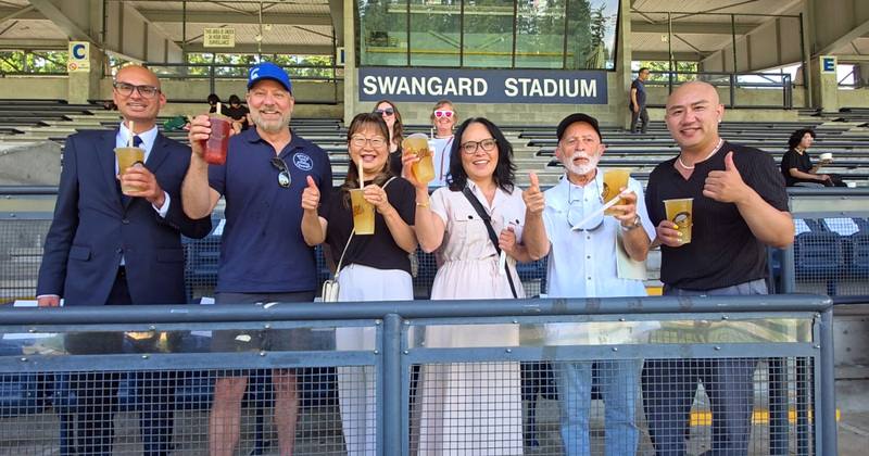 包括聯邦參眾議員、卑詩省議員和本拿比代市長等多位加拿大政要出席加拿大珍珠奶茶節（Canada Bubble Tea Festival）開幕式，眾人都愛來自台灣的好滋味。