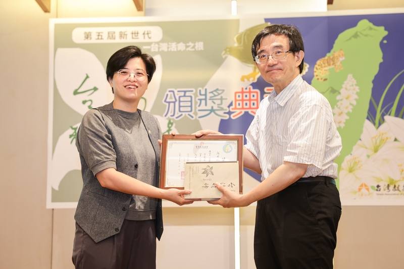 台灣教授協會9日下午在台北頒發「第5屆新世代台灣精神獎」，由台教會會長薛化元（右）頒贈榮譽證書給本屆獲獎者、作家楊双子（左）。