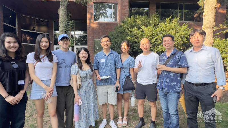 李佳蓉（左四）感謝高家富（右一）的支持，校友會幹部及志工們協辦活動