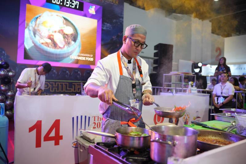 參賽選手(Makati Diamond廚師)料理中