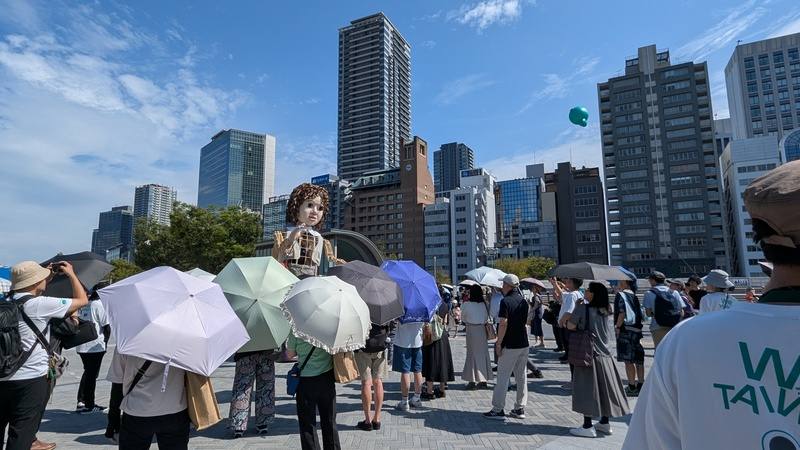 台灣團隊「藝術報國」在「We TAIWAN台灣文化in大阪．關西世博」活動中帶來演出「艾拉—相遇中之島」，許多民眾都驚訝於這麼大的人偶能夠站立，還可以讓人偶遊走表演。
