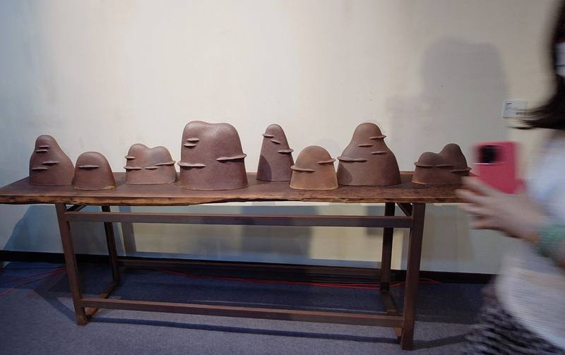 陶藝雕塑家楊元太長年埋首山間農舍創作，40年不輟，2024年離世。嘉義縣梅嶺美術館即起舉辦紀念展，向深耕陶藝以山川為友、以泥土為語的楊元太致敬。圖為楊元太作品「致台灣」陶，一組8件。