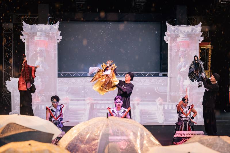 新勝景掌中劇團攜手九天民俗技藝團打造最具臺灣味的野台戲，熱血又充滿感染力的演出，讓觀眾即使冒雨撐傘也要一睹風采。