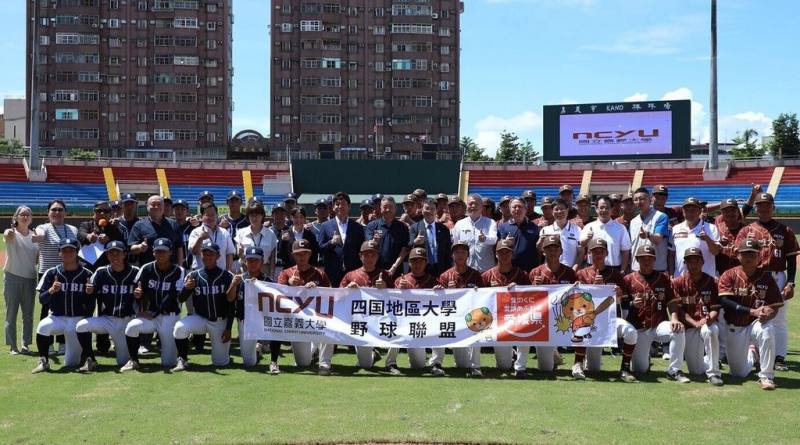 國立嘉義大學與日本四國地區大學野球連盟的棒球交流賽，11、12日在嘉義市立棒球場開打，雙方球隊賽前合影。（嘉義市政府提供）