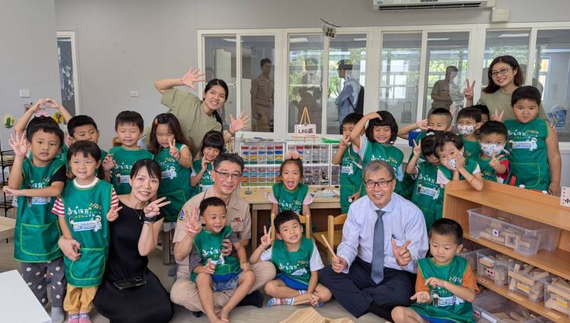 鄭英耀部長與幼生合影