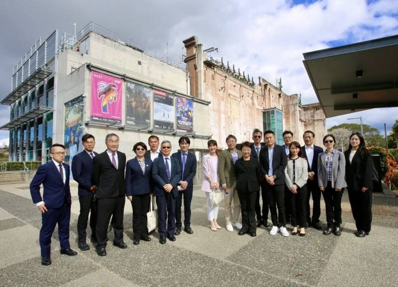 台中市長盧秀燕（右8）10日率團參訪澳洲布里斯本發電廠藝文空間，她說，布里斯本發電廠成功保留工業遺構，轉化為多功能藝文空間，周邊更包含市集，與近日開工的「台中小豬藝文基地」，皆屬舊場域文化再生案例。（台中市政府提供）